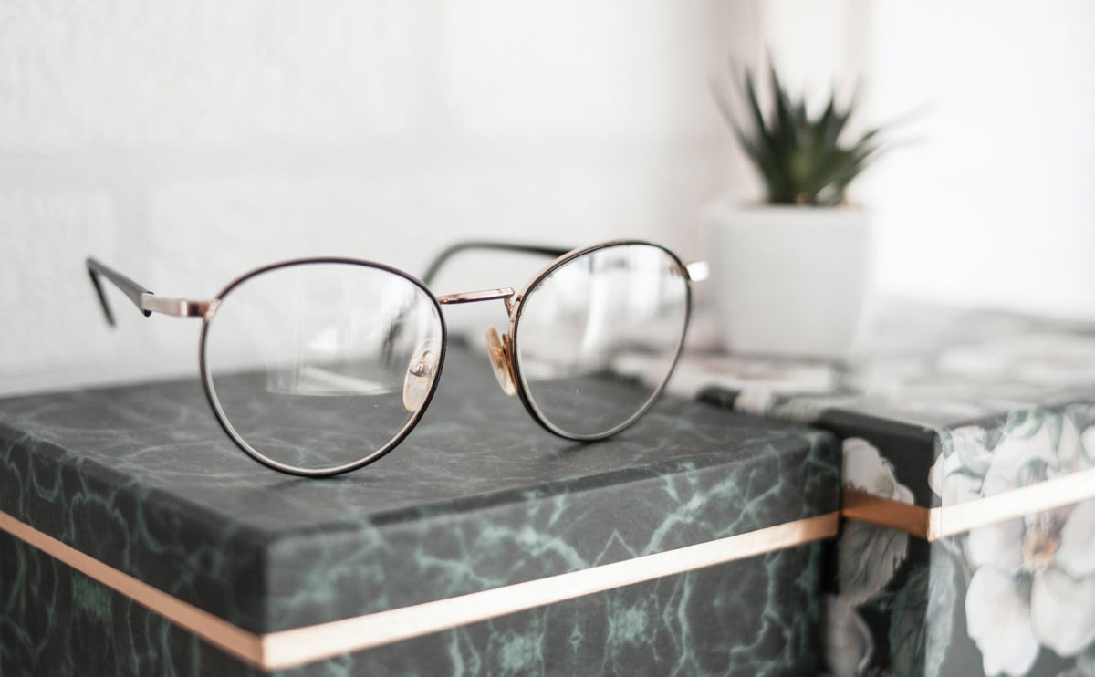 Reinterprets the classic bookshelf